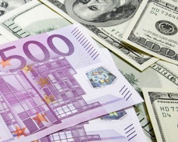 На торгах во вторник евро опять стремительно дешевеет, доллар начал расти впервые за 12 дней
