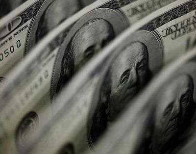 На торгах 23 февраля рубль снизился к доллару и евро