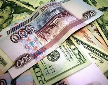 На торгах 27 октября белорусский рубль девальвировался к доллару и евро, но разгромил российский рубль