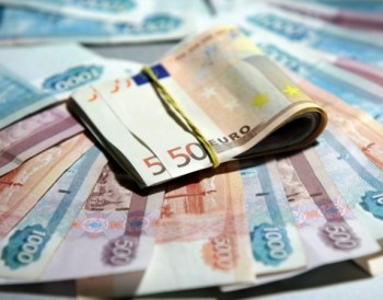 Нацбанк понизил курсы евро и доллара 27 августа, российский рубль опять значительно укрепился