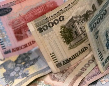 На торгах 12 октября белорусский рубль девальвировался к российскому рублю, но опять укрепился к доллару и евро