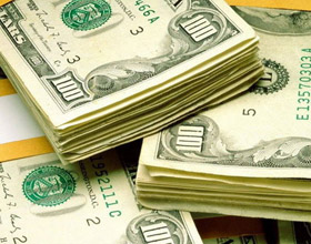 Доллар затаился перед новым подорожанием, евро медленно растет