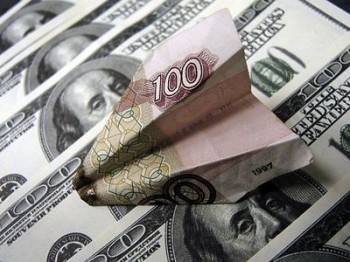 Белорусский рубль девальвировался к доллару, но опять одолел евро на торгах 26 октября