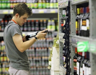 В Беларуси планируют запретить продажу спиртного лицам моложе 21 года