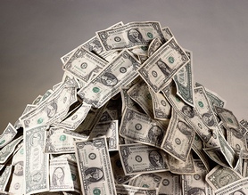 Валютные торги: доллар и евро добрались до психологических отметок