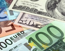 Евро вырос почти на 130 рублей на торгах 22 июля, доллар и российский рубль подешевели