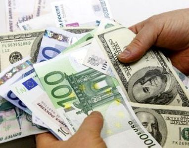 Доллар подорожал и вышел на новый рекорд, евро продолжает отдыхать