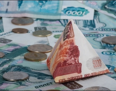 На торгах 17 декабря российский рубль рухнул еще на 14 рублей