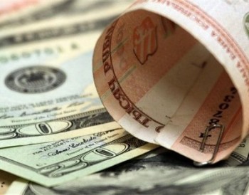 На торгах 5 ноября белорусский рубль девальвировался к доллару, но укрепился к евро и российскому рублю