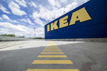 IKEA урезает зарплаты непривитым сотрудникам