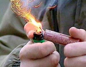 Использование петард в общественных местах расценивается как мелкое хулиганство