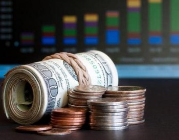 В пятницу на торгах валютной биржи доллар и евро подешевели, российский рубль значительно укрепился