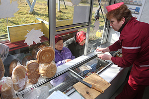 В Беларуси разрешат продавать алкогольные напитки в сельских автолавках