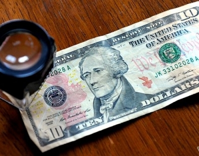 В Беларуси были обнаружены 10 качественно подделанных банкнот долларов США
