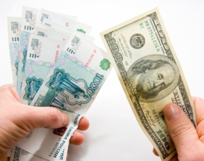 Итоги валютных торгов: после вчерашних новостей российский рубль резко подешевел