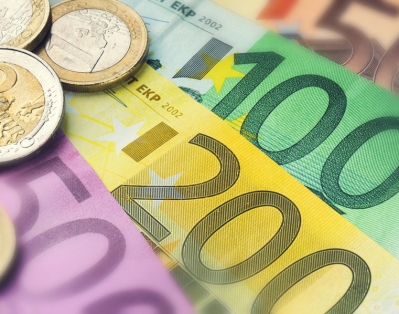 Валютные торги: доллар растет по своим правилам, евро дешевеет