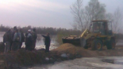 Продолжаются работы по укреплению дамбы на реке Припять в Житковичском районе