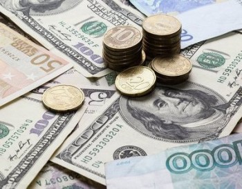 В первый день зимы белорусский рубль на валютных торгах одолел доллар и евро