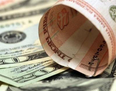 Белорусский рубль подешевел относительно доллара и евро