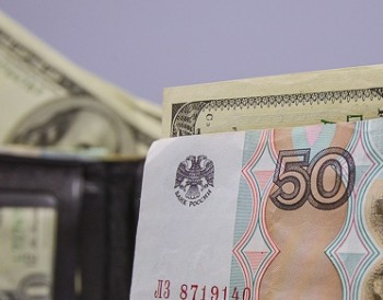 Торги 29 сентября завершились ростом курсов доллара и евро, российский рубль довольно сильно упал