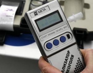 В Беларуси работодателям могут дать право проверки работников алкотестом