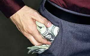 Начальник отдела Минской овощной фабрики подозревается в хищении крупной суммы денег