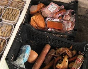 Милиция тоннами изымает с минских рынков просроченные мясные изделия