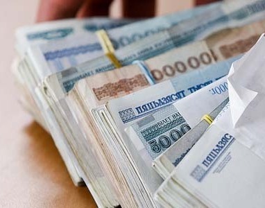 На торгах 5 мая белорусский рубль девальвировался сразу ко всем основным валютам