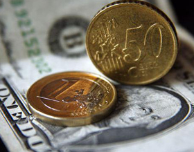 Доллар продолжает дорожать, а евро — дешеветь