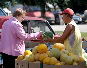 Покупать арбузы и дыни можно только в магазинах и на официальных рынках