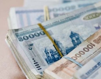 На торгах валютной биржи 25 ноября белорусский рубль девальвировался сразу ко всем основным валютам