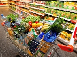 В марте в Минске наиболее подорожали молоко, фрукты и яйца