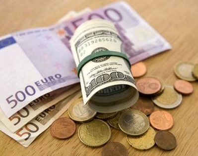 Свежие курсы: доллар взял 15-тысячный рубеж, евро растет