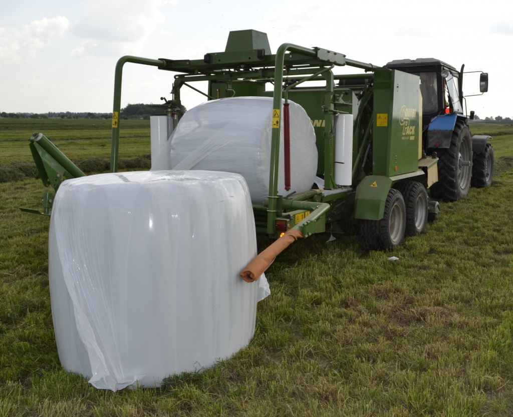 Тюки силоса. Агрострейч пленка AGROCROP. Агрострейч (сенажная пленка). Упаковка тюков в пленку. Заготовка сенажа в рулонах.