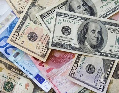 На торгах 18 августа белорусский рубль значительно девальвировался к доллару и евро