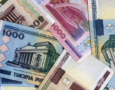 На торгах 21 мая белорусский рубль уступил сразу всем основным валютам