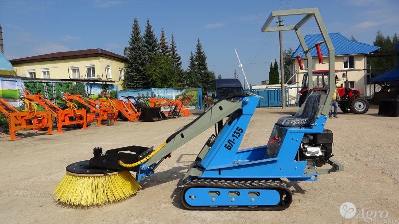 Мини-погрузчик БЛ-135 колёсный (управление погрузчиком сидя)
