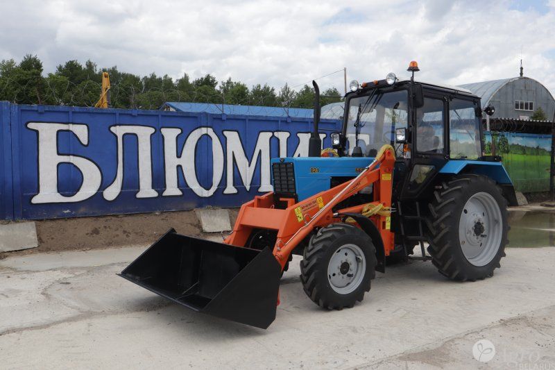 Бульдозер-погрузчик БЛ-750 (на трактора "Беларус" класса 1,4 с портальным мостом)