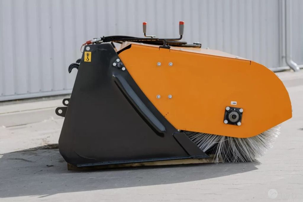 Ковш-подметальная машина TWISTER 2.0