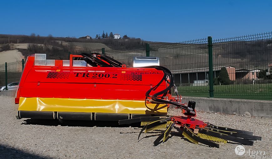 Комбайн-подборщик TR 200.2 с подъёмником для сбора орехов