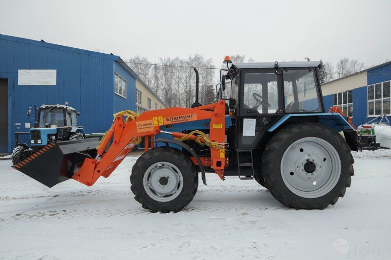 Погрузчик БЛ-750-01 с низкопрофильной кабиной (на тракторе «БЕЛАРУС» 82.1)