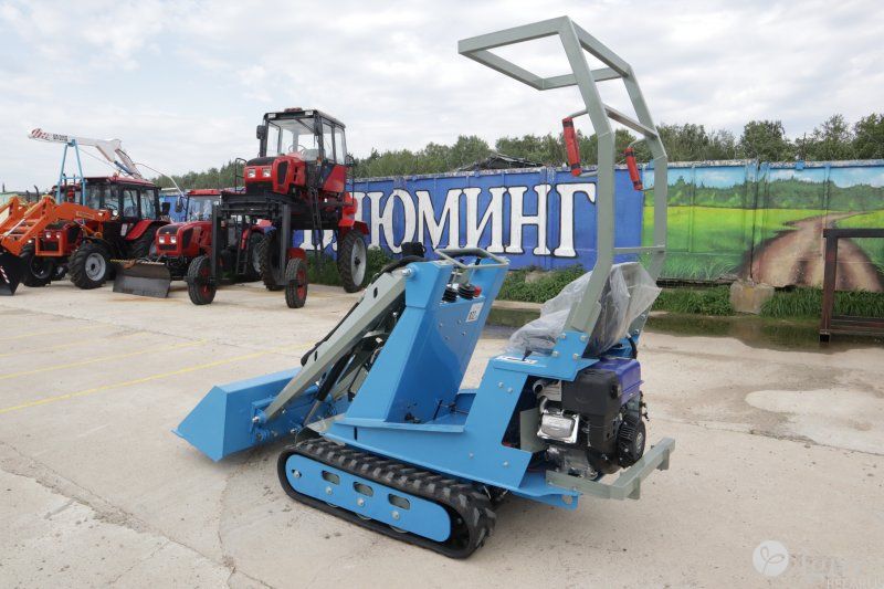 Мини-погрузчик БЛ-135 колёсный (управление погрузчиком сидя)
