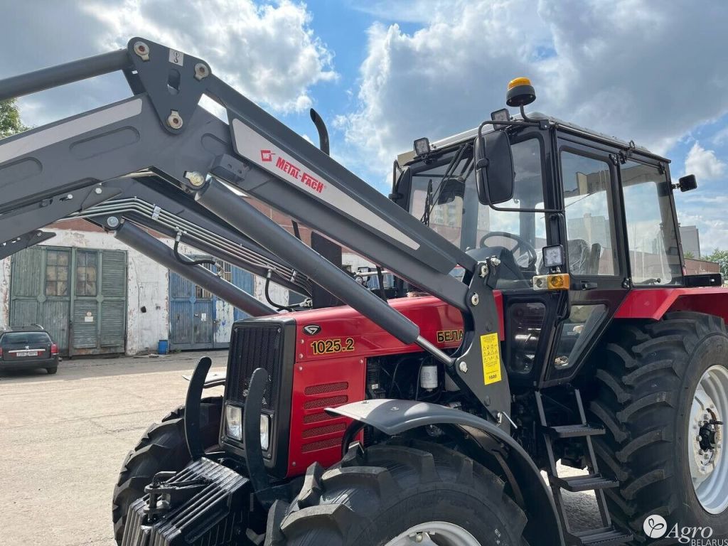  Трактор с фронтальным погрузчиком Беларус-1025.2 Т229М