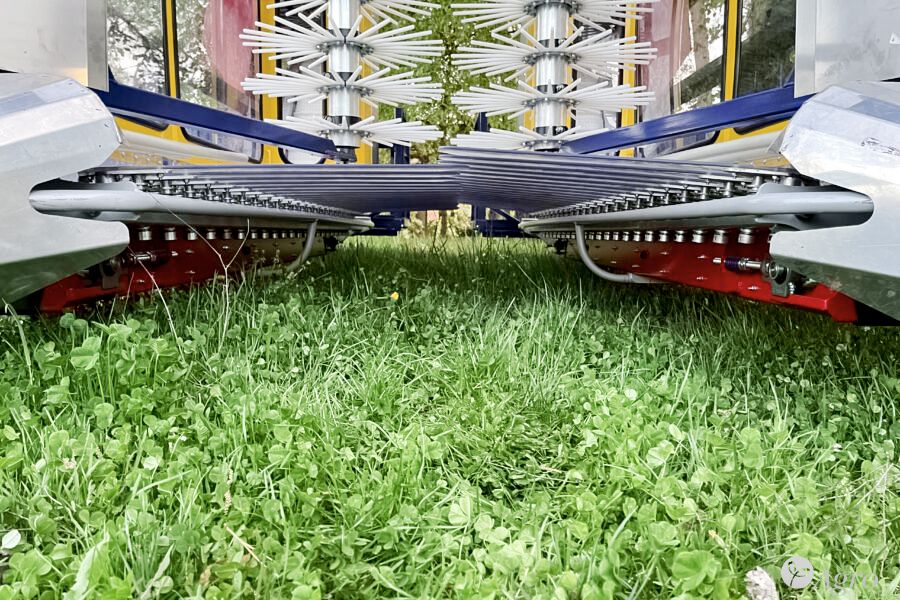 Комбайн прицепной полнорядный ягодоуборочный JAGODA 300