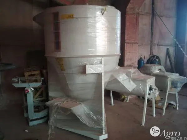 Смеситель сыпучих кормов (зерна) вертикальный шнековый СВ-2,3