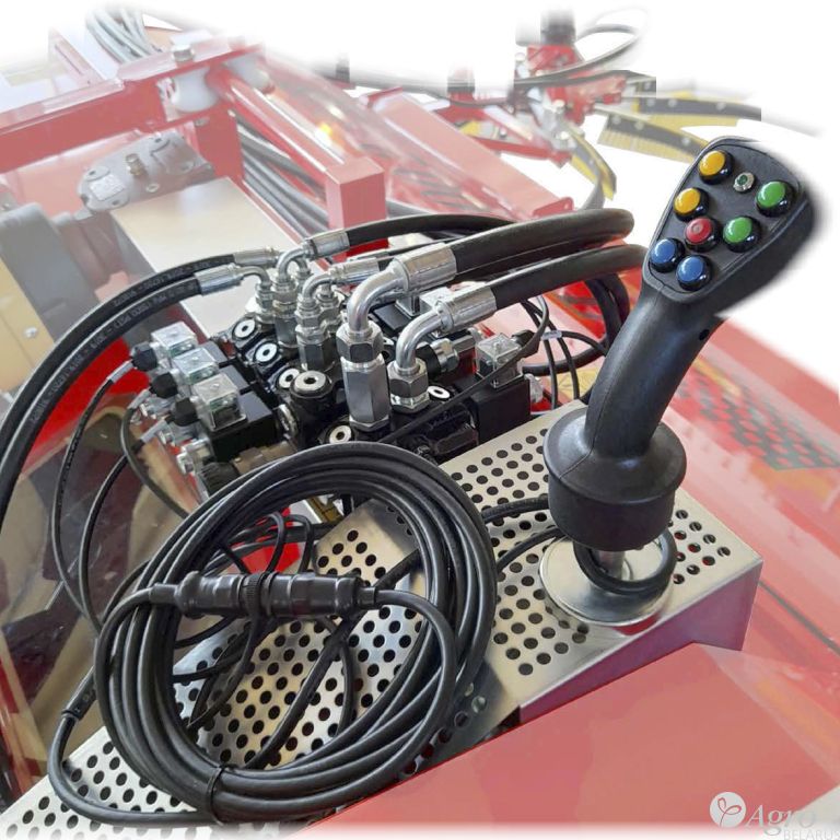 Комбайн-подборщик TR 200.2 с подъёмником для сбора орехов