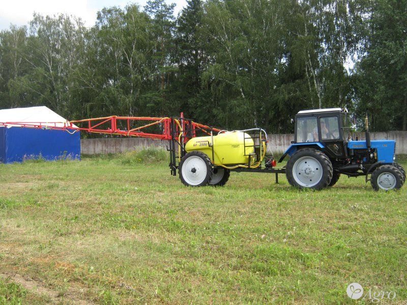Опрыскиватель тракторный полуприцепной штанговый БЛ-2500/18