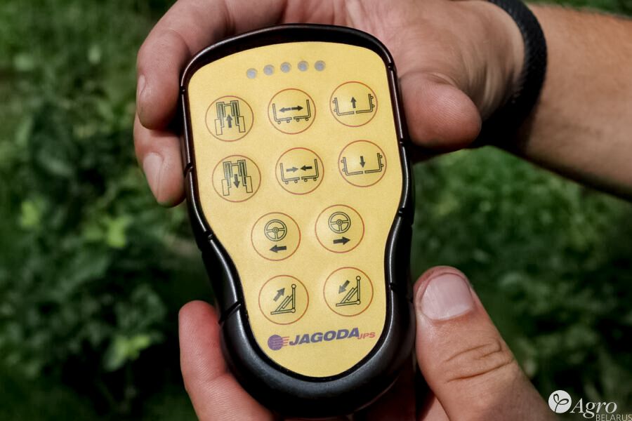 Комбайн прицепной полнорядный ягодоуборочный JAGODA 300