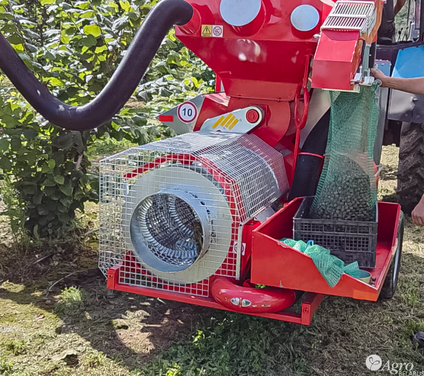 Комбайн-подборщик TR 200.2 с подъёмником для сбора орехов